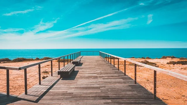 Magnifique côte de l'Algarve dans le sud du Portugal populaire auprès des expatriés et retraités ayant besoin d'assurance