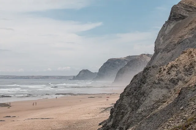 Plage de sable doré en Algarve où de nombreux expatriés choisissent de vivre et ont besoin d'une assurance locale