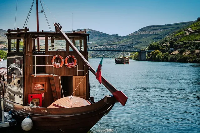 Bateau en bois traditionnel sur la côte atlantique du Portugal couvert par une assurance marine spécialisée