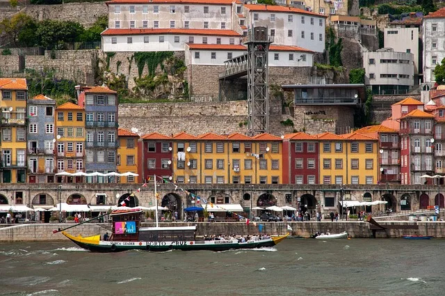 Speed boat on the Portuguese coast requiring third-party liability and hull insurance