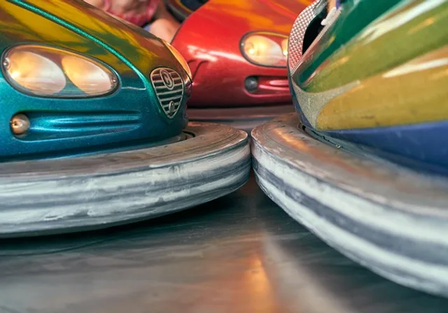 Autos tamponneuses illustrant les options d'assurance auto au Portugal