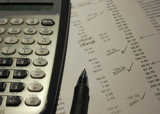 Calculatrice scientifique et documents financiers utilisés pour calculer les primes d'assurance auto au Portugal