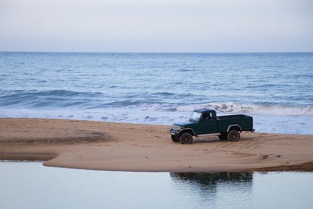 Véhicule 4x4 circulant sur une route côtière au Portugal représentant les besoins variés en assurance auto