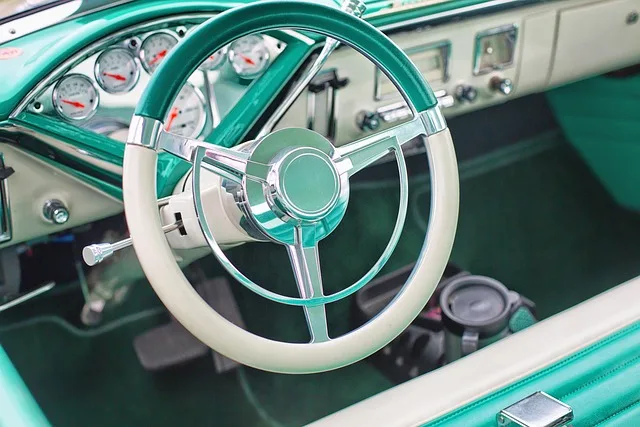 Volant turquoise et tableau de bord classique d'une voiture vintage représentant l'histoire de l'assurance auto au Portugal