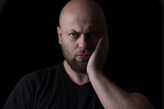 homme illustrant les options d'assurance dentaire au Portugal