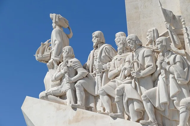 Monument aux Découvertes à Lisbonne célébrant le patrimoine maritime portugais près des quartiers d'expatriés