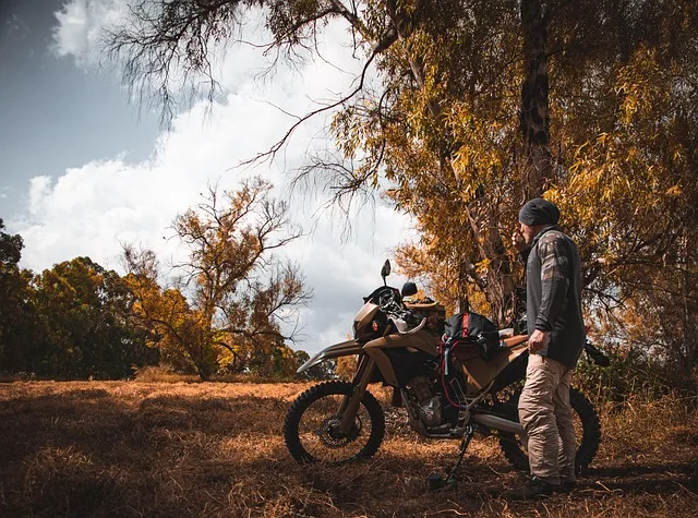 homme illustrant les options d'assurance moto au Portugal