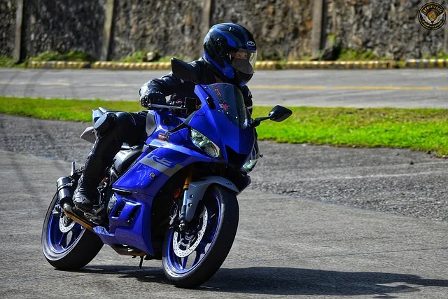 pilote illustrant les options d'assurance moto au Portugal