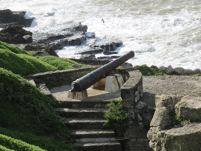 Falaises rocheuses et mer bleue à Ericeira sur la Côte d'Argent du Portugal appréciée des surfeurs expatriés
