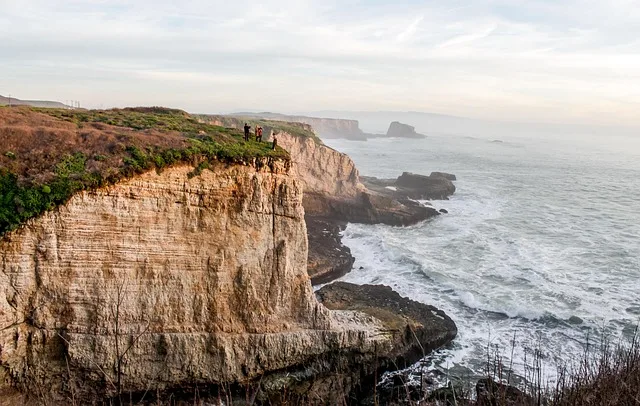 Plage de Santa Cruz sur la Côte d'Argent du Portugal une destination abordable pour les expatriés au nord de Lisbonne