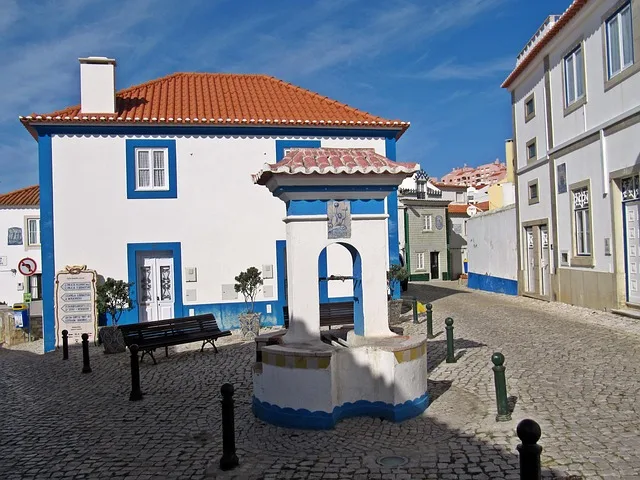 Pittoresque village d'Ericeira sur la Côte d'Argent au Portugal une réserve mondiale de surf près de Lisbonne